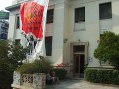 Komunistická KKE dobývá aténskou Univerzitu pro ekonomiku a obchod.
