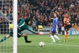 Obě branky do sítě českého brankáře Petra Čecha padly z podobné pozice a na stejné místo, na zadní tyč podél pravé ruky jedničky Chelsea.