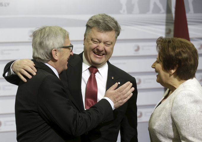 Předseda Evropské komise Jean-Claude Juncker a lotyšská premiérka Straujumová vítají na summitu ukrajinského prezidenta Porošenka.