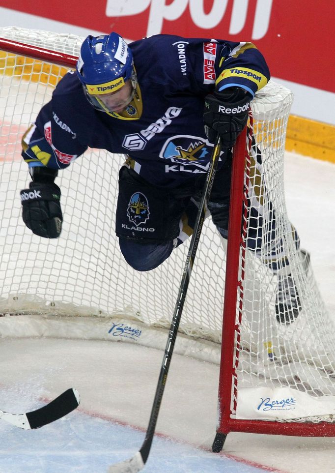 Hokejista Kladna Marek Hovorka při srážce s brankou v 5. kole Tipsport extraligy 2012/13 s Pardubicemi.