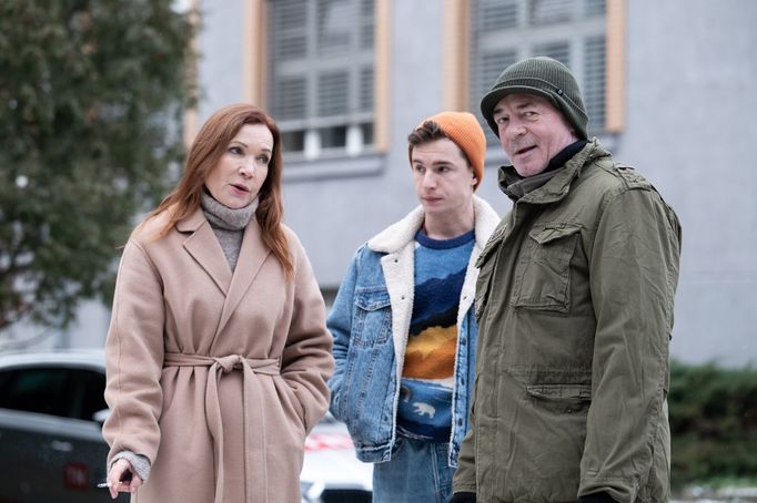 Záběr z nové řady seriálu Kriminálka Anděl. Na snímku Marta Dancingerová, Oskar Hes a Jiří Dvořák.