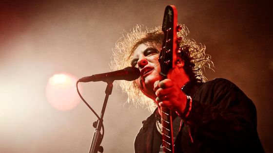 Zpěvák Robert Smith se kdysi stal předlohou postavy Střihorukého Edwarda, kterého ve filmu Tima Burtona hrál Johnny Depp.