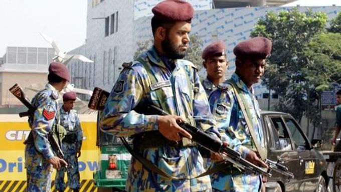 Po několika atentátech hlídkují v metropoli Dháce posílené policejní oddíly.