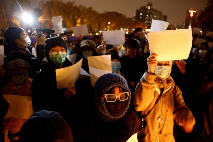 Číňané protestují kvůli přísným koronavirovým opatřením.