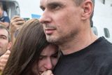 Propuštěný Oleg Sencov na kyjevském letišti Borispol v objetí své dcery Aliny. 7. září 2019.