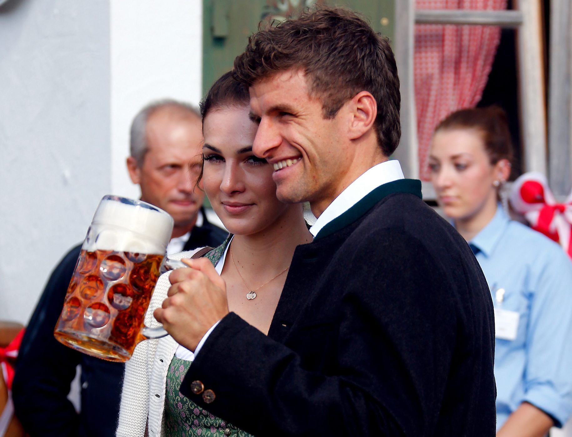 Bayern Mnichov na Oktoberfestu 2015: Thomas Müller a manželka Lisa
