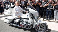 Vatikán: papež Lev XIV. pobavil dav, když si během audience vyzkoušel motorku BMW na Svatopetrském náměstí.