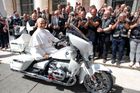 Vatikán: papež Lev XIV. pobavil dav, když si během audience vyzkoušel motorku BMW na Svatopetrském náměstí.