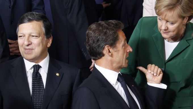 Barroso, Sarkozy a Merkelová při focení na summitu EU.