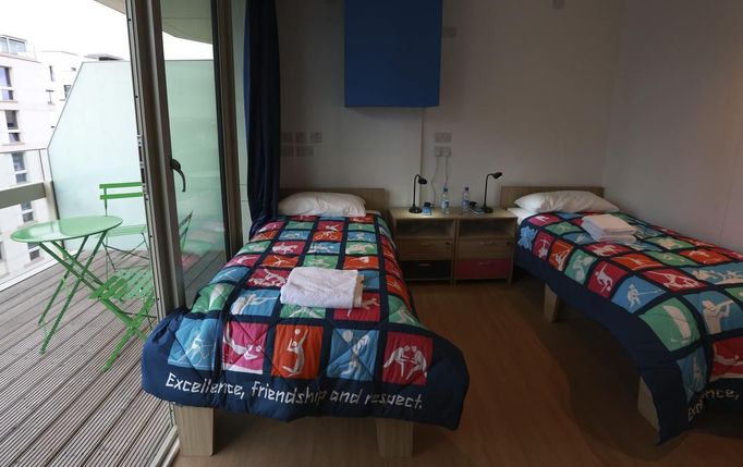 A twin bedroom and balcony in the Olympic Village, built for the London 2012 Olympic Games, is seen in Stratford, east London June 30, 2012. The village will accomodate up to 16,000 athletes and officials from more than 200 nations. REUTERS/Olivia Harris (BRITAIN - Tags: SPORT OLYMPICS BUSINESS CONSTRUCTION) Published: Čer. 30, 2012, 12:37 odp.