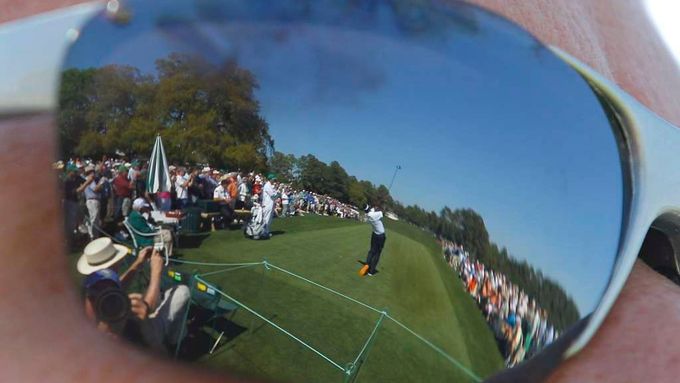 Na golfovém turnaji US Masters v Augustě. V odrazu brýlí je vidět šampión Vijay Singh z Fidži.