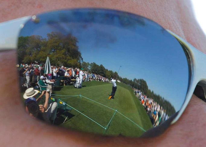 Na golfovém turnaji US Masters v Augustě. V odrazu brýlí je vidět šampión Vijay Singh z Fidži.