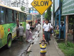 Autobusy v Rangúnu přerušily provoz. Silnice byly v důsledku přívalových dešťů zcela zaplaveny