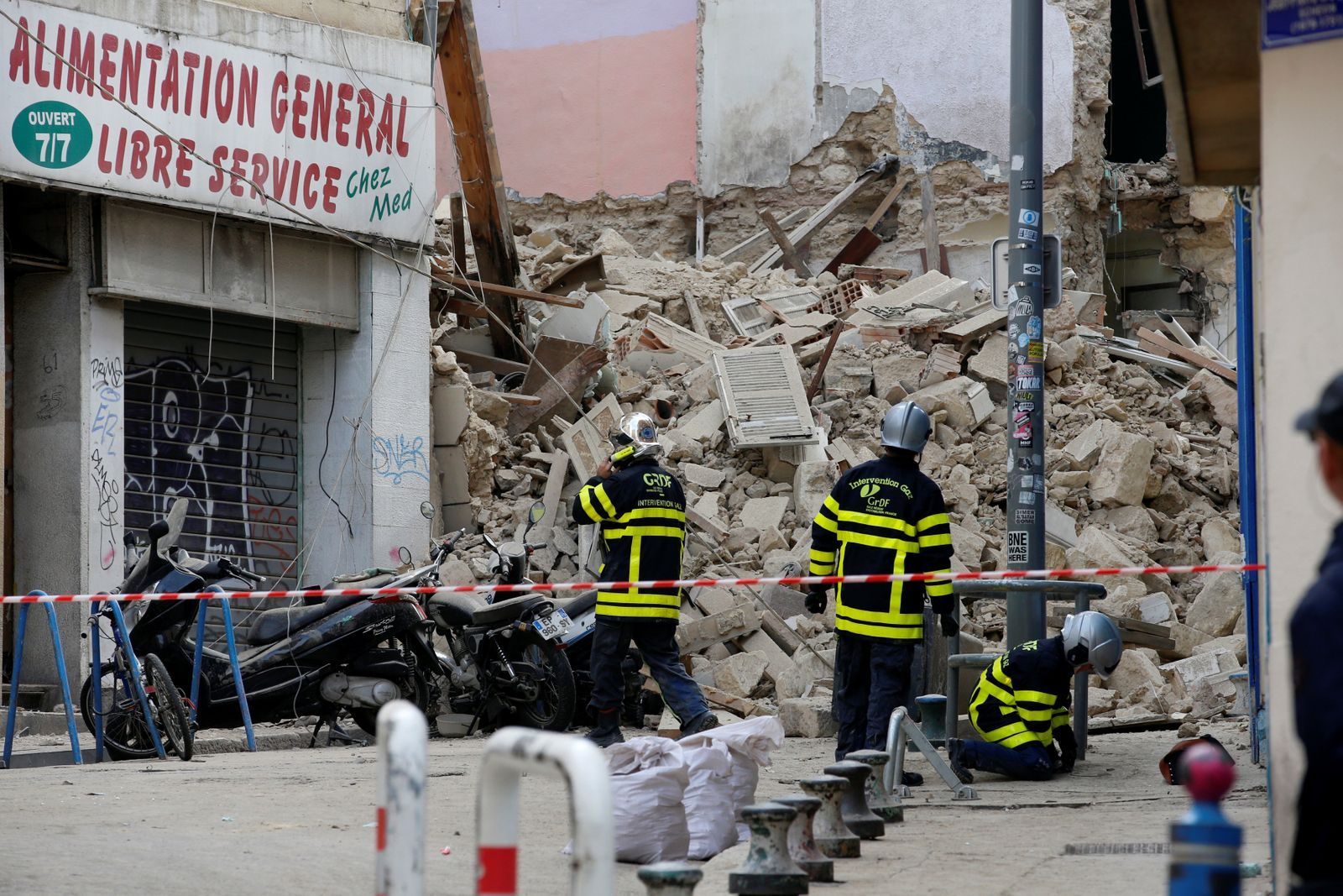 Francouzští záchranáři zasahují v Marseille, kde se zřítily dvě budovy.