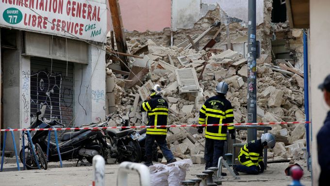 V centru Marseille se zřítily dva domy, záchranáři pátrají v sutinách po obětech