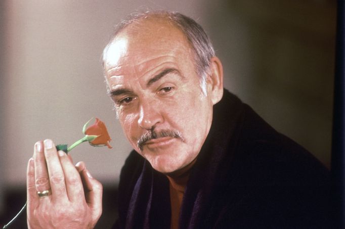 Sean Connery na snímku z roku 1987, kdy mluví o své roli ve středověké detektivce Jméno růže.