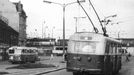 V březnu 1950 dojezdily v Budějovicích tramvaje. Ještě před tím, než tramvaje projely ulicemi naposledy, Jihočeské elektrárny v Českých Budějovicích vybudovaly a postupně uvedly do provozu trolejbusovou síť. 28. října 1948 se začala psát nová kapitola historie městské hromadné dopravy v Českých Budějovicích. Opět se městem rozjely trolejbusy. První trať v Českých Budějovicích byla postavena do Čtyř Dvorů a vedla tedy za tehdejší hranice města. V srpnu 1949 byla dána do provozu převážná část nové trolejbusové sítě.