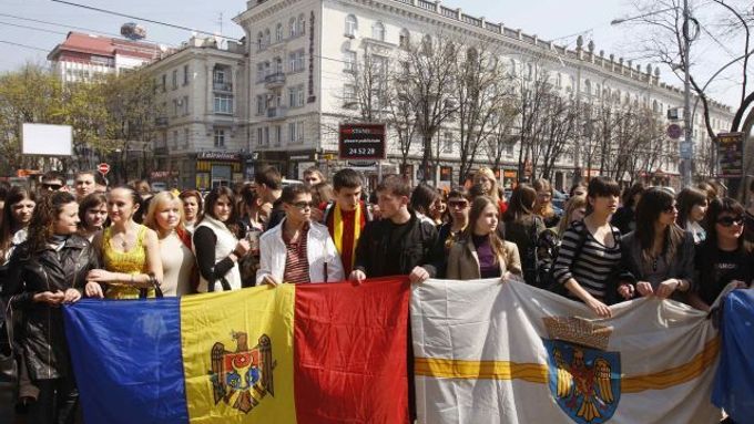Loňská protestní demonstrace proti komunistům v Moldavsku.