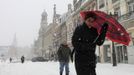 Pedestrians walk on a snow-covered street in Cambrai, northern France, March 12, 2013 as winter weather with snow and freezing temperatures returns to northern France. REUTERS/Pascal Rossignol (FRANCE - Tags: ENVIRONMENT) Published: Bře. 12, 2013, 9:46 dop.