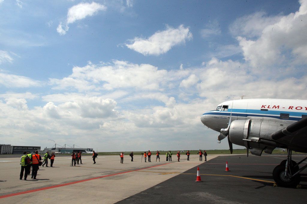 DC-3 na letišti v Ruzyni