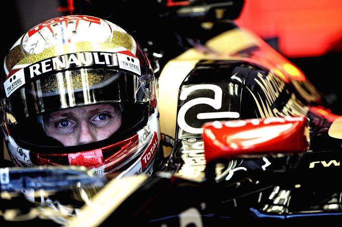 Romain Grosjean toho víc proseděl v boxech, v Grand Prix skončil hned na startovní rovině.