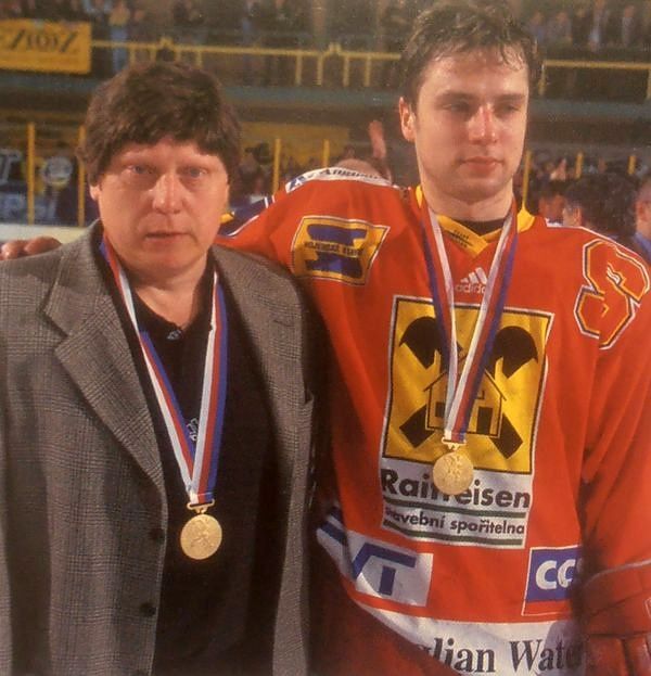 Trenér František Výborný se synem Davidem po extraligovém finále v roce 2000