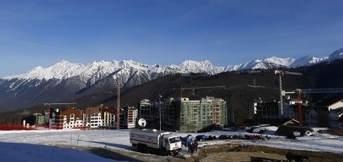 The mountain athletes village for the Sochi 2014 Winter Olympics is seen under construction at the plateau of Rosa Khutor, near Sochi February 14, 2013. Although many complexes and venues in the Black Sea resort of Sochi mostly resemble building sites that are still under construction, there is nothing to suggest any concern over readiness. Construction will be completed by August 2013 according to organizers. The Sochi 2014 Winter Olympics opens on February 7, 2014. REUTERS/Kai Pfaffenbach (RUSSIA - Tags: BUSINESS CONSTRUCTION CITYSCAPE ENVIRONMENT SPORT OLYMPICS) Published: Úno. 14, 2013, 9:28 dop.