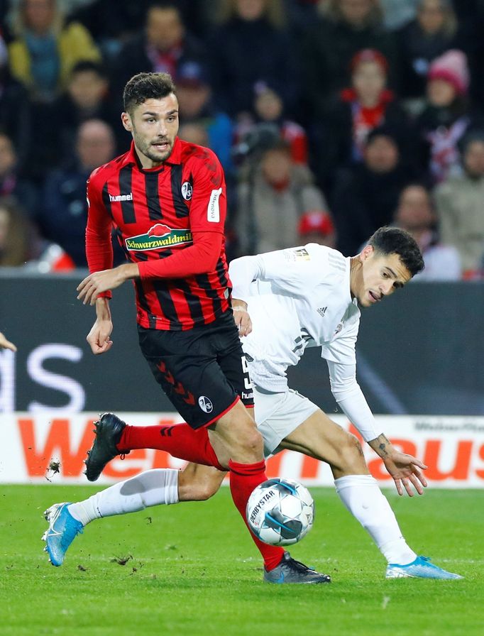 Soccer Football - Bundesliga - SC Freiburg v Bayern Munich - Schwarzwald-Stadion, Freiburg, Germany - December 18, 2019  SC Freiburg's Robin Koch in action with Bayern Mu