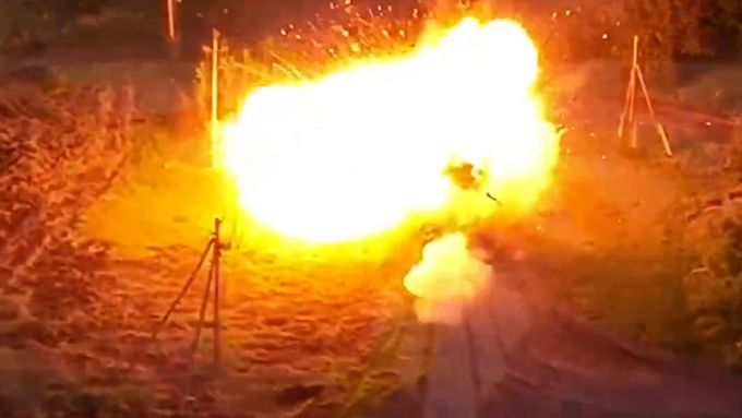 Malý dron zničil opancéřovaný ruský tank T-80 vážící desítky tun.