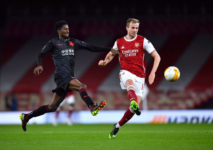 Peter Olayinka a Rob Holding ve čtvrtfinále EL Arsenal - Slavia