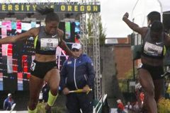 VIDEO 'Mrtvý' závod sprinterek o olympiádu. Kdo je rozsoudí?