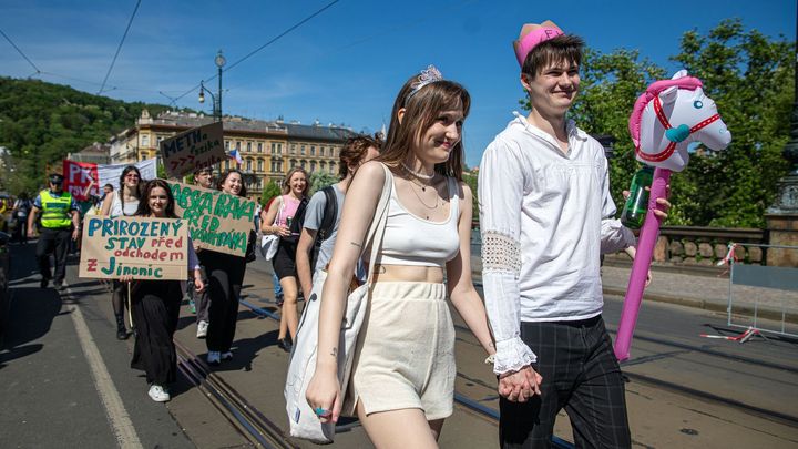 "Čest!" Anarchisté se střídali s komunisty, Spolu i Pavlem. První máj v Praze obrazem