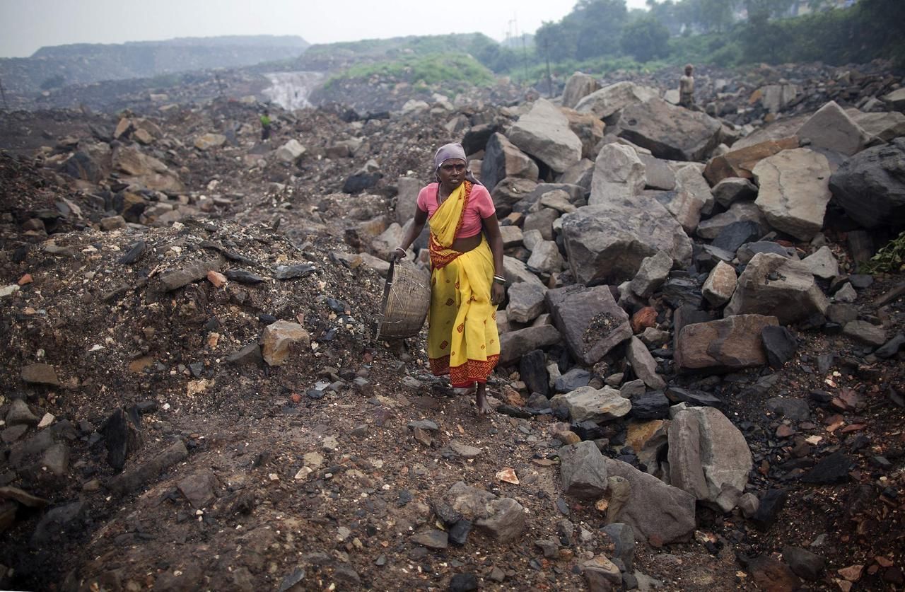 Foto: Ruční těžba uhlí v Indii