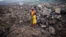 A local woman prepares to collect coal from an open cast coal field at Dhanbad district in the eastern Indian state of Jharkhand September 20, 2012. With oil and gas output disappointing and hydropower at full throttle, Asia's third-largest economy still relies on coal for most of its vast energy needs. About 75 percent of India's coal demand is met by domestic production and, according to government plans, that won't change over the next five years. Picture taken September 20, 2012. To match INDIA-COAL/ REUTERS/Ahmad Masood (INDIA - Tags: BUSINESS EMPLOYMENT ENERGY SOCIETY ENVIRONMENT) Published: Říj. 21, 2012, 10:23 odp.