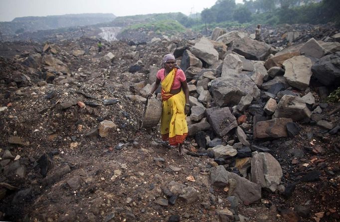 A local woman prepares to collect coal from an open cast coal field at Dhanbad district in the eastern Indian state of Jharkhand September 20, 2012. With oil and gas output disappointing and hydropower at full throttle, Asia's third-largest economy still relies on coal for most of its vast energy needs. About 75 percent of India's coal demand is met by domestic production and, according to government plans, that won't change over the next five years. Picture taken September 20, 2012. To match INDIA-COAL/ REUTERS/Ahmad Masood (INDIA - Tags: BUSINESS EMPLOYMENT ENERGY SOCIETY ENVIRONMENT) Published: Říj. 21, 2012, 10:23 odp.