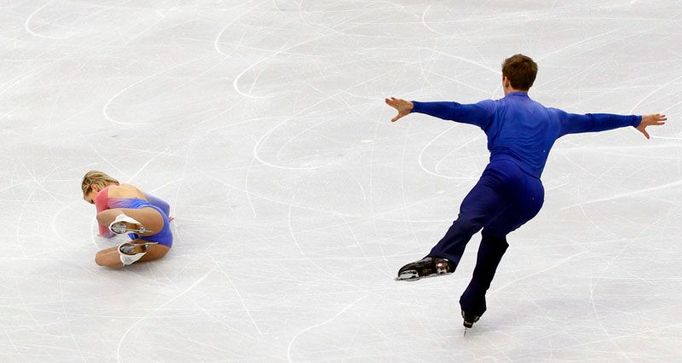 Pád kanadských nadějí ohledně čelního umístění v krasobruslení sportovních dvojic. Pád Annabelle Langloisové, její parnter Cody Hay může jen přihlížet. Skončili devátí.