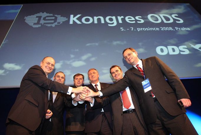 Kongres ODS: neděle, čtvrt na osm večer. Staronové vedení je konečně kompletní - Petr Gandalovič, Ivan Langer, Petr Bendl, Mirek Topolánek, David Vodrážka, Petr Nečas (zleva doprava).