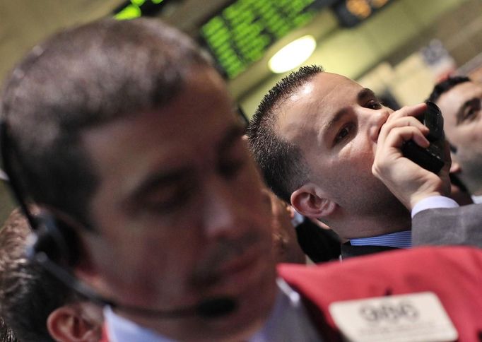 Traders work on the floor of the New York Stock Exchange June 22, 2012. REUTERS/Shannon Stapleton (UNITED STATES - Tags: BUSINESS) Published: Čer. 22, 2012, 2:13 odp.