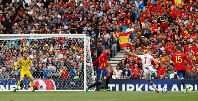 Euro 2016, Česko-Španělsko: Tomáš Necid - David de Gea