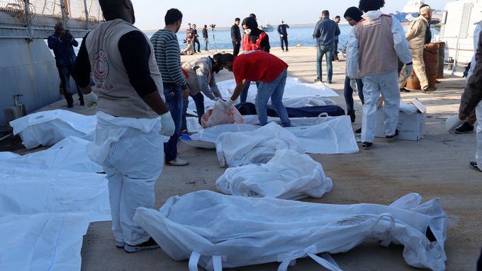 Těla uprchlíků z lodi, která se v sobotu potopila nedaleko libyjských břehů.