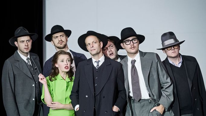 Z inscenace Projekt Manhattan v Divadle pod Palmovkou.