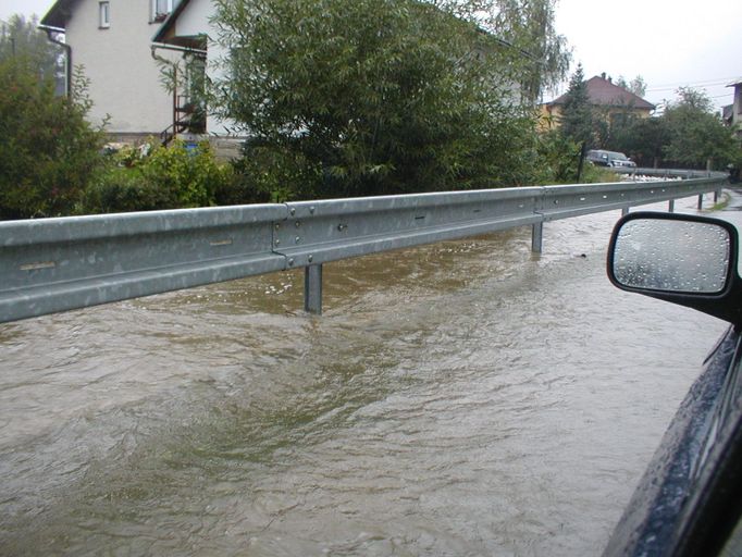 23. 7. - Záplavy na Slovensku usmrtily dva lidi - Dva mrtvé si dosud vyžádaly povodně, které zasáhly především východ Slovenska. V obci Čirč v okrese Stará Ľubovňa se podle serveru Aktuálne.sk utopil 41letý muž a o osm let mladší žena. Sourozenci přišli o život, když se před vodou snažili zachránit majetek. "Dlouhotrvající déšť zvedl hladinu potoka a ve vodě skončil nejdříve muž," popsal neštěstí operační důstojník hasičů Ján Želonka. Topícímu se bratrovi chtěla podle něj pomoci mladší sestra. "Boj se živlem prohráli oba," dodal hasič.  Další podrobnosti čtěte ve zprávě zde