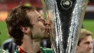 Fotbal, finále Evropské ligy, Chelsea - Benfica: Petr Čech s trofejí