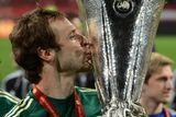 Petr Čech líbá trofej pro vítěze Evropské ligy. Chelsea tak po Lize mistrů získala další cennou trofej.