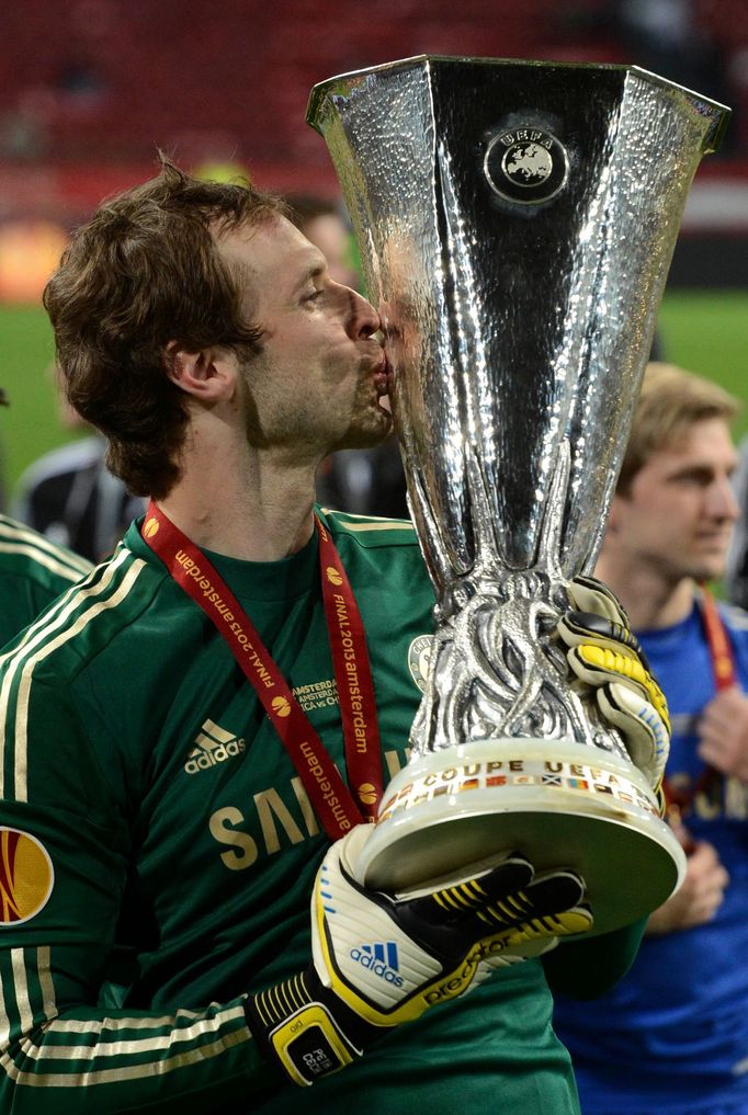 Fotbal, finále Evropské ligy, Chelsea - Benfica: Petr Čech s trofejí