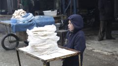 Chlapec prodává chléb ve městě Marát Numan v provincii Idlíb.