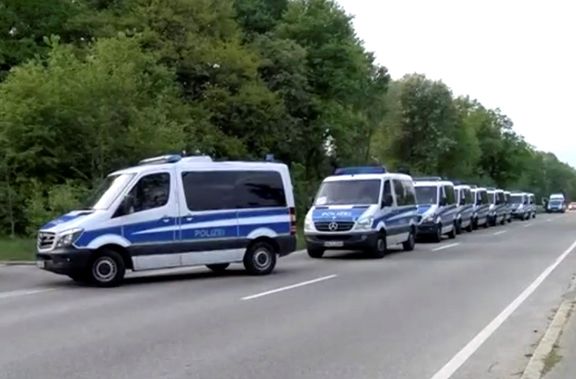 Policejní vozy před ubytovnou v Ellwangenu.