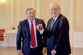 Prezident Zeman přijal zlaté fotbalisty z Bělehradu. Dostal od nich minci a vázu