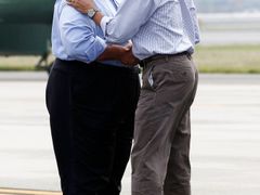 Snímek ze 4. září 2011. Guvernér New Jersey Chris Christie (vlevo) vítá prezidenta Baracka Obamu, který se přiletěl podívat na rozsah škod způsobených hurikánem Irene.