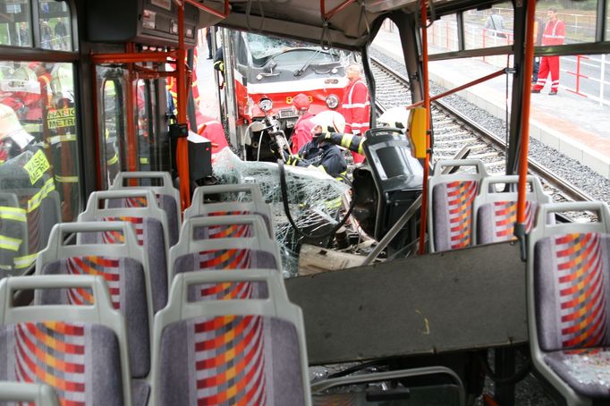 Srážka tramvají na Plzeňské ulici v Praze 5. Řidič jedné ze souprav nehodu nepřežil.